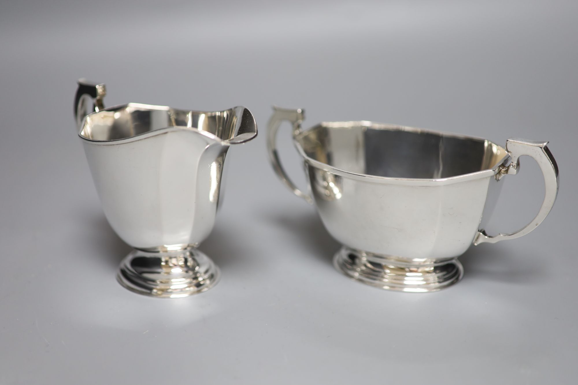 A George V silver cream jug and matching sugar bowl, Birmingham, 1933, 11.5 oz.